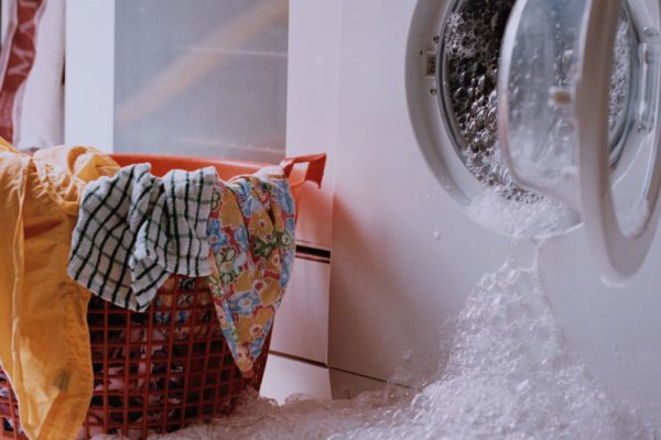 Вода под стиральной машиной: возможные причины и методы их устранения