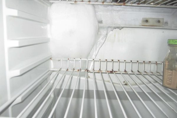 Почему в холодильнике намерзает лед на задней стенке — вероятные поломки